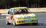 Rennleitung beim Oldtimer-Grand-Prix im Opel Astra GSe unterwegs